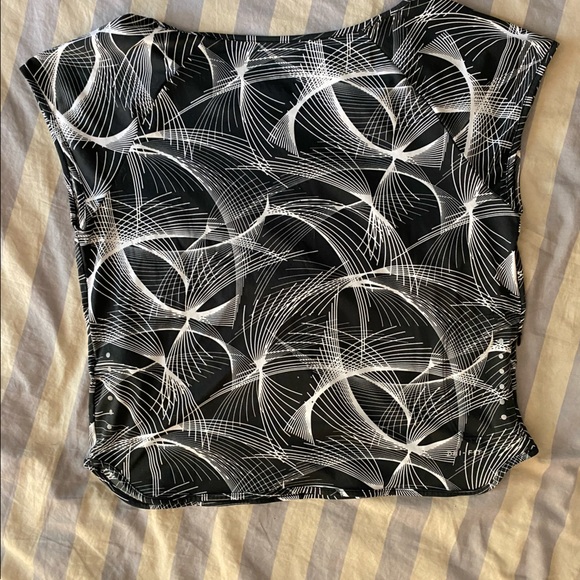 Nike Dri-Fit Short Sleeve Work Out Exercise Top, Size XS/S - Picture 2 of 4